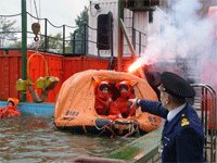 Тренировка в открытом бассейне — использование судовых спасательных средств